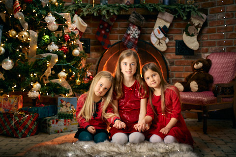 christmas photo of three sisters